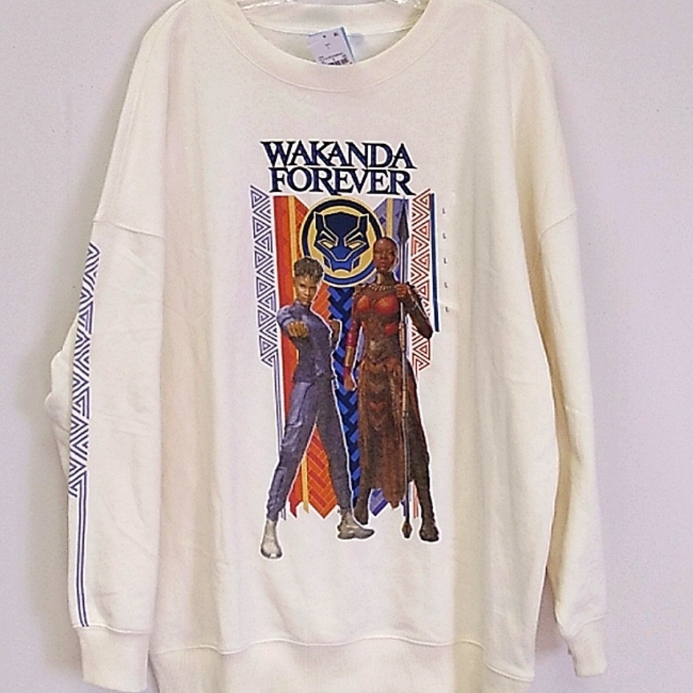 NWT Marvel Studios Black Panther Wakanda Forever sweatshirt Large women's